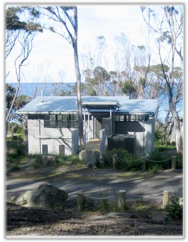 Apollo Bay Accommodation - Apollo's View - lounge detail 